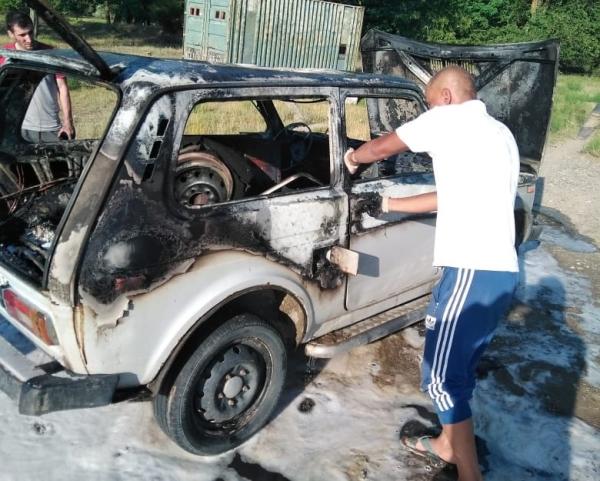 Автомобиль «Нива» загорелся рядом со станцией техобслуживания на Ставрополье